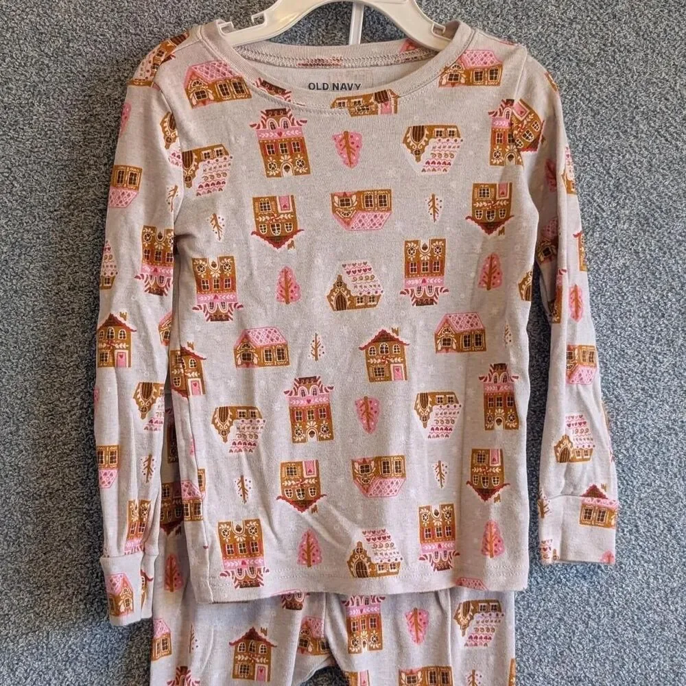 Old Navy Girls Size 5T Gray Pink Gingerbread Village Long Sleeve Cotton Pajamas